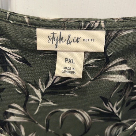 Cute blouse - Picture 2 of 3